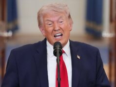 Ameaça explícita de Trump ao Irã na manhã de Páscoa explodida da esquerda e da direita: ‘Completamente perturbada’ Vista de satélite do incêndio no armazenamento de petróleo de Salalah, em Omã. Um ataque de drone iraniano em 11 de março provocou o incêndio no porto estratégico do Golfo de Omã.