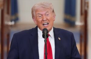 Ameaça explícita de Trump ao Irã na manhã de Páscoa explodida da esquerda e da direita: ‘Completamente perturbada’ Vista de satélite do incêndio no armazenamento de petróleo de Salalah, em Omã. Um ataque de drone iraniano em 11 de março provocou o incêndio no porto estratégico do Golfo de Omã.