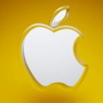 Analistas acreditam que a Apple está dando um passo altamente incomum para dobrar a base de usuários de Mac | Renderização de um logotipo acrílico da Apple contra um fundo amarelo-laranja vibrante