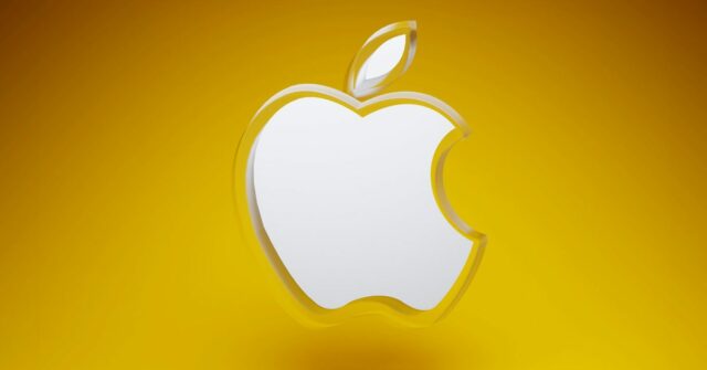 Analistas acreditam que a Apple está dando um passo altamente incomum para dobrar a base de usuários de Mac | Renderização de um logotipo acrílico da Apple contra um fundo amarelo-laranja vibrante