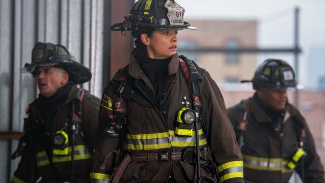 Andrea Newman, showrunner de 'Chicago Fire', deixa o cargo e Victor Teran assume o comando da 15ª temporada
