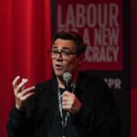 Diz-se que Burnham ofereceu ao ex-vice-primeiro-ministro 'qualquer cargo no Gabinete que ela quisesse' e uma promessa de 'ficar de lado' para que ela pudesse segui-lo até o número 10 - se ela apoiar sua candidatura à liderança