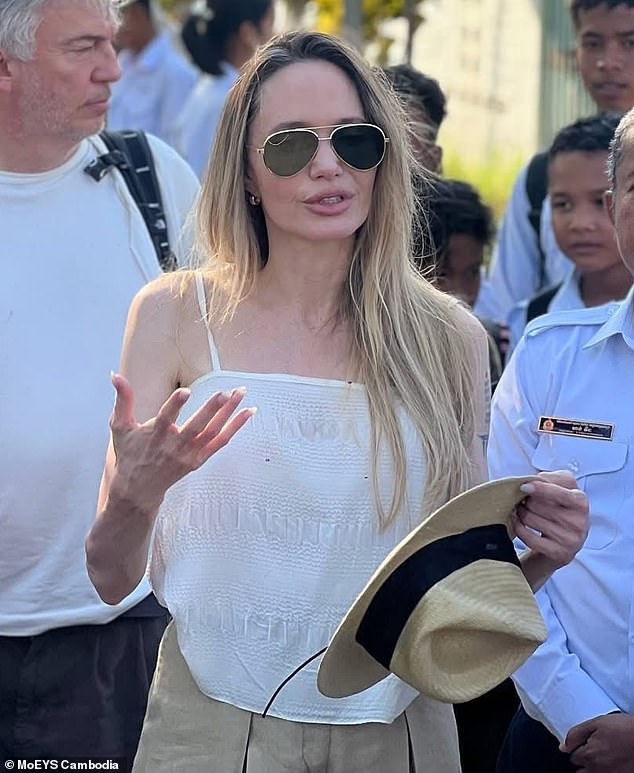 Angelina Jolie alimenta mais teorias de conspiração duplas de corpo Angelina Jolie apareceu no Camboja esta semana depois de chocar os fãs com um visual aparentemente novo