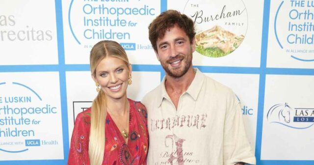 Annalynne McCord, do 90210, está noiva, detalha a proposta para o dia de Natal
