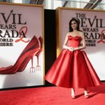 Anne Hathaway está radiante em um vestido vermelho escultural na estreia de 'O Diabo Veste Prada 2'