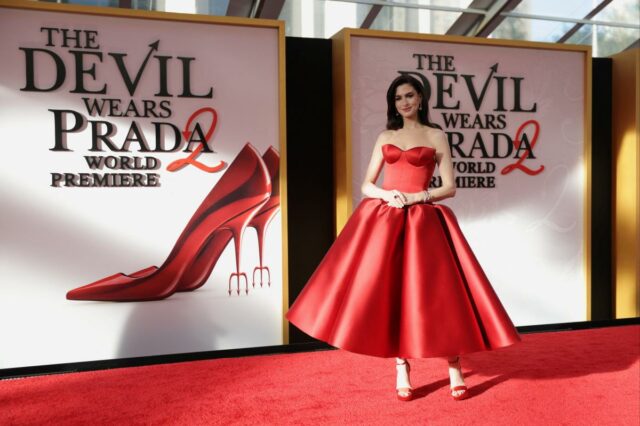 Anne Hathaway está radiante em um vestido vermelho escultural na estreia de 'O Diabo Veste Prada 2'
