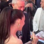 Anne Hathaway foi presenteada com uma cópia do Alcorão na estreia de Devil Wears Prada 2, depois de receber elogios por usar a palavra Inshallah durante uma entrevista