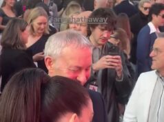 Anne Hathaway recebe uma cópia do Alcorão de um fã na estreia de O Diabo Veste Prada 2, depois de ser elogiada por usar ‘Inshallah’ em uma entrevista durante a promoção do filme Anne Hathaway foi presenteada com uma cópia do Alcorão na estreia de Devil Wears Prada 2, depois de receber elogios por usar a palavra Inshallah durante uma entrevista