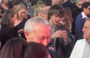 Anne Hathaway recebe uma cópia do Alcorão de um fã na estreia de O Diabo Veste Prada 2, depois de ser elogiada por usar ‘Inshallah’ em uma entrevista durante a promoção do filme Anne Hathaway foi presenteada com uma cópia do Alcorão na estreia de Devil Wears Prada 2, depois de receber elogios por usar a palavra Inshallah durante uma entrevista