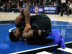 Anthony Edwards machuca o joelho na vitória do Timberwolves no jogo 4 contra o Nuggets Donte DiVincenzo reage.