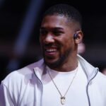 Anthony Joshua faz primeira aparição pública desde acidente de carro na Nigéria
