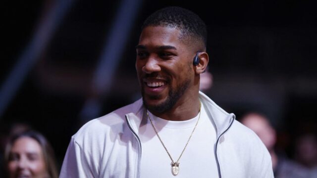 Anthony Joshua faz primeira aparição pública desde acidente de carro na Nigéria
