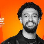 Anthony Norman, do Jury Duty, reflete sobre o 'Retiro da Empresa', os momentos que ele gostaria que chegassem à versão final e as bandeiras vermelhas que ele deveria ter visto