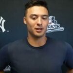 Anthony Volpe fala aos repórteres após seu primeiro jogo de reabilitação com o Somerset Patriots em 14 de abril de 2026.