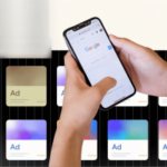 Aplicação de anúncios de jogos de azar on-line do Google exibida na tela de pesquisa do smartphone com cartões de anúncios digitais representando políticas de publicidade bloqueadas