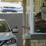 ARQUIVO - O governador da Califórnia, Gavin Newsom, assina a lei do fast food cercado por trabalhadores de fast food no SEIU Local 721 em Los Angeles, em 28 de setembro de 2023. Greg Flynn, um rico doador de campanha do governador da Califórnia, Gavin Newsom, disse que os restaurantes Panera Bread que ele possui começarão a pagar aos trabalhadores pelo menos US $ 20 por hora em 1º de abril, após polêmica sobre se uma nova lei estadual de salário mínimo para trabalhadores de fast food se aplica a seus negócios. (Foto AP / Damian Dovarganes, Arquivo)