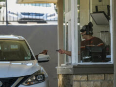 Apesar dos avisos apocalípticos, o aumento salarial do fast food na Califórnia não matou empregos ARQUIVO - O governador da Califórnia, Gavin Newsom, assina a lei do fast food cercado por trabalhadores de fast food no SEIU Local 721 em Los Angeles, em 28 de setembro de 2023. Greg Flynn, um rico doador de campanha do governador da Califórnia, Gavin Newsom, disse que os restaurantes Panera Bread que ele possui começarão a pagar aos trabalhadores pelo menos US $ 20 por hora em 1º de abril, após polêmica sobre se uma nova lei estadual de salário mínimo para trabalhadores de fast food se aplica a seus negócios. (Foto AP / Damian Dovarganes, Arquivo)