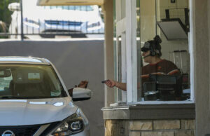 Apesar dos avisos apocalípticos, o aumento salarial do fast food na Califórnia não matou empregos ARQUIVO - O governador da Califórnia, Gavin Newsom, assina a lei do fast food cercado por trabalhadores de fast food no SEIU Local 721 em Los Angeles, em 28 de setembro de 2023. Greg Flynn, um rico doador de campanha do governador da Califórnia, Gavin Newsom, disse que os restaurantes Panera Bread que ele possui começarão a pagar aos trabalhadores pelo menos US $ 20 por hora em 1º de abril, após polêmica sobre se uma nova lei estadual de salário mínimo para trabalhadores de fast food se aplica a seus negócios. (Foto AP / Damian Dovarganes, Arquivo)