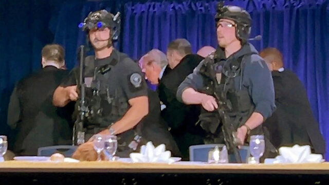 Trump sendo removido pela segurança do Jantar da Associação de Correspondentes da Casa Branca