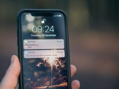 Apple corrige bug que policiais usavam para extrair mensagens de bate-papo excluídas de iPhones A picture showing an iPhone and two pop-up notifications.
