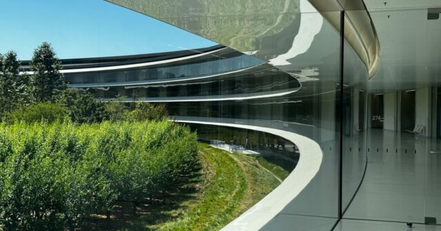 Trump diz que Apple investirá mais US$ 100 bilhões na produção dos EUA | Campus Apple Park mostrado