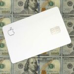 Apple diz que enfrenta a maior multa antitruste do mundo enquanto o regulador da Índia endurece sua posição | A foto mostra um Apple Card contra um fundo de notas de US$ 100
