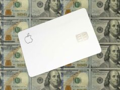 Apple diz que enfrenta a maior multa antitruste do mundo enquanto o regulador da Índia endurece sua posição Apple diz que enfrenta a maior multa antitruste do mundo enquanto o regulador da Índia endurece sua posição | A foto mostra um Apple Card contra um fundo de notas de US$ 100