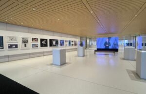 Apple estreia exposição do 50º aniversário no Apple Park com produtos icônicos e fotografias Exposição sobre a história da Apple no Apple Park