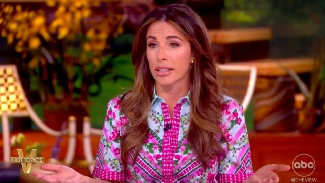 Apresentadores de 'The View' rejeitam pedido de desculpas de Tucker Carlson pelo apoio a Trump: 'Ele vai aonde vão os cliques' | Vídeo
