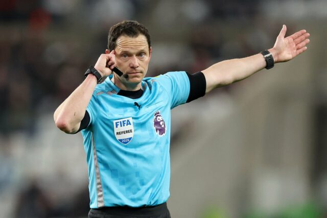 Árbitro e oficiais do VAR anunciados para Man Utd x Liverpool, incluindo uma nomeação muito impopular
