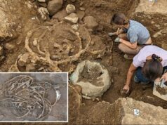 Arqueólogos fazem descoberta inédita em enorme tesouro da Idade do Ferro Arqueólogos fazem descoberta inédita em enorme tesouro da Idade do Ferro