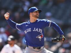 Arremessador veterano do Blue Jays DFA, Austin Voth, apenas 1 dia após a convocação Auston Voth pitches for the Blue Jays.