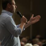 Eric Swalwell falando em uma reunião na prefeitura em Sacramento, Califórnia, na semana passada.