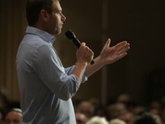 ‘Arrepiante’: ele subiu ao topo da política dos EUA, mesmo enquanto os rumores circulavam Eric Swalwell falando em uma reunião na prefeitura em Sacramento, Califórnia, na semana passada.