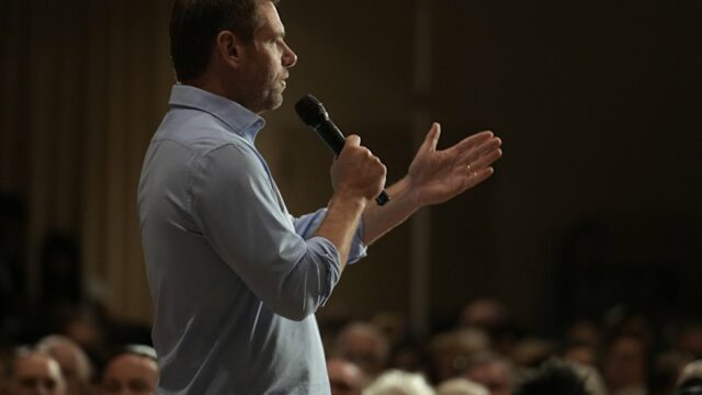 Eric Swalwell falando em uma reunião na prefeitura em Sacramento, Califórnia, na semana passada.