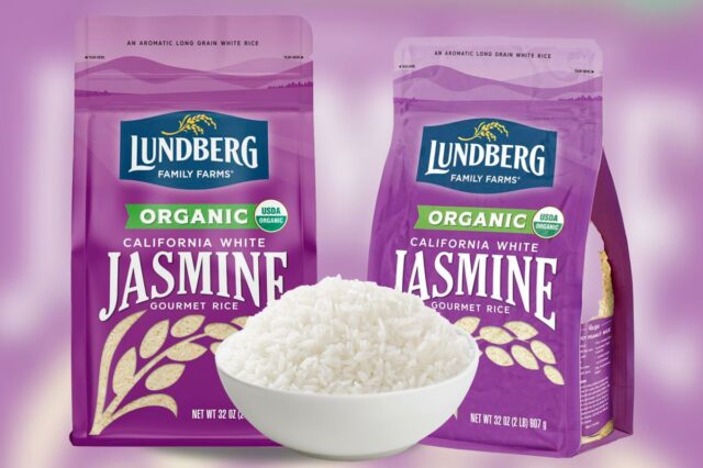 Arroz branco popular enfrenta recall nacional por causa de ‘material Dois sacos roxos de arroz de jasmim branco Lundberg Organic California e uma tigela de arroz branco.