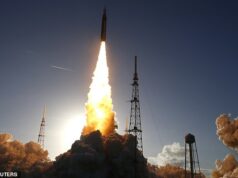 Artemis II da NASA decola em direção à Lua em uma decolagem ardente, enviando humanos mais longe no espaço do que nunca Artemis II foi lançado com sucesso do Centro Espacial Kennedy na noite de quarta-feira