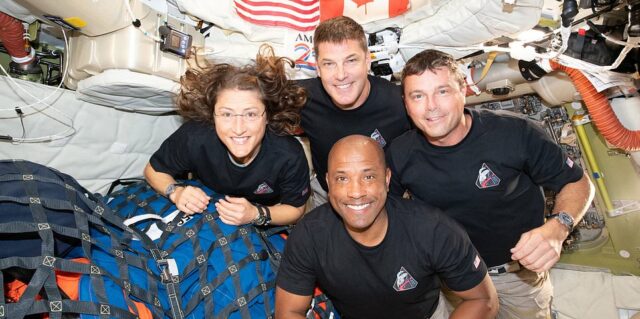 Artemis II da NASA se aproxima de '13 minutos de terror' enquanto a tripulação mergulha na atmosfera da Terra após a missão à Lua
