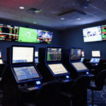 As apostas desportivas online crescem rapidamente à medida que as preocupações com os riscos aumentam nos EUA, mostra a pesquisa. Sala de apostas esportivas com vários quiosques digitais e telas de probabilidades ao vivo mostrando jogos de futebol em um ambiente moderno de apostas esportivas de cassino