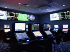 As apostas esportivas online crescem rapidamente à medida que aumentam as preocupações com os riscos nos EUA, mostra a pesquisa As apostas desportivas online crescem rapidamente à medida que as preocupações com os riscos aumentam nos EUA, mostra a pesquisa. Sala de apostas esportivas com vários quiosques digitais e telas de probabilidades ao vivo mostrando jogos de futebol em um ambiente moderno de apostas esportivas de cassino