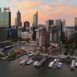 Enorme panorama aéreo do horizonte de Brisbane, Queensland, Austrália. Convertido de RAW.