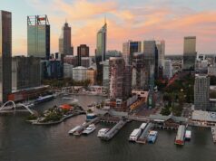 As duas cidades onde os australianos estão ficando US$ 50.000 mais ricos Enorme panorama aéreo do horizonte de Brisbane, Queensland, Austrália. Convertido de RAW.