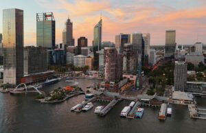 As duas cidades onde os australianos estão ficando US$ 50.000 mais ricos Enorme panorama aéreo do horizonte de Brisbane, Queensland, Austrália. Convertido de RAW.