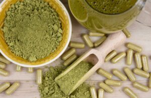 As ligações para centros de envenenamento por suplementos “naturais” dispararam 6.500% desde 2010 Kratom em pó em uma tigela e colher, cápsulas de kratom e um copo de bebida de kratom.