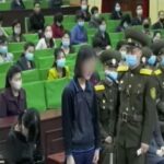 A fita mostra uma sessão pública de vergonha em um grande auditório, onde dezenas de jovens norte-coreanos fazem fila na frente de militares e são repreendidos por seus “crimes”.