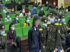 As mesquinhas razões pelas quais Kim Jong Un mandará matá-lo são reveladas no relatório – desde ouvir música pop até adormecer na presença do líder norte-coreano. A fita mostra uma sessão pública de vergonha em um grande auditório, onde dezenas de jovens norte-coreanos fazem fila na frente de militares e são repreendidos por seus “crimes”.