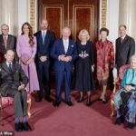 2026:(A partir da esquerda) A Duquesa de Gloucester, o Duque de Gloucester, o Duque de Kent, a Princesa de Gales, o Príncipe de Gales, o Rei Carlos III, a Rainha Camilla, a Princesa Real, o Duque de Edimburgo, a Princesa Alexandra e a Duquesa de Edimburgo no Palácio de Buckingham em Londres