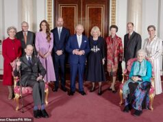 As mudanças nos rostos da Família Real enquanto a Firma comemora o que teria sido o 100º aniversário da falecida Rainha 2026:(A partir da esquerda) A Duquesa de Gloucester, o Duque de Gloucester, o Duque de Kent, a Princesa de Gales, o Príncipe de Gales, o Rei Carlos III, a Rainha Camilla, a Princesa Real, o Duque de Edimburgo, a Princesa Alexandra e a Duquesa de Edimburgo no Palácio de Buckingham em Londres