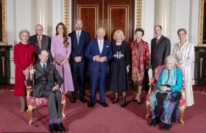 As mudanças nos rostos da Família Real enquanto a Firma comemora o que teria sido o 100º aniversário da falecida Rainha 2026:(A partir da esquerda) A Duquesa de Gloucester, o Duque de Gloucester, o Duque de Kent, a Princesa de Gales, o Príncipe de Gales, o Rei Carlos III, a Rainha Camilla, a Princesa Real, o Duque de Edimburgo, a Princesa Alexandra e a Duquesa de Edimburgo no Palácio de Buckingham em Londres