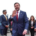 Vance acena olá ao chegar para as negociações de paz EUA-Irã em Islamabad em 11 de abril